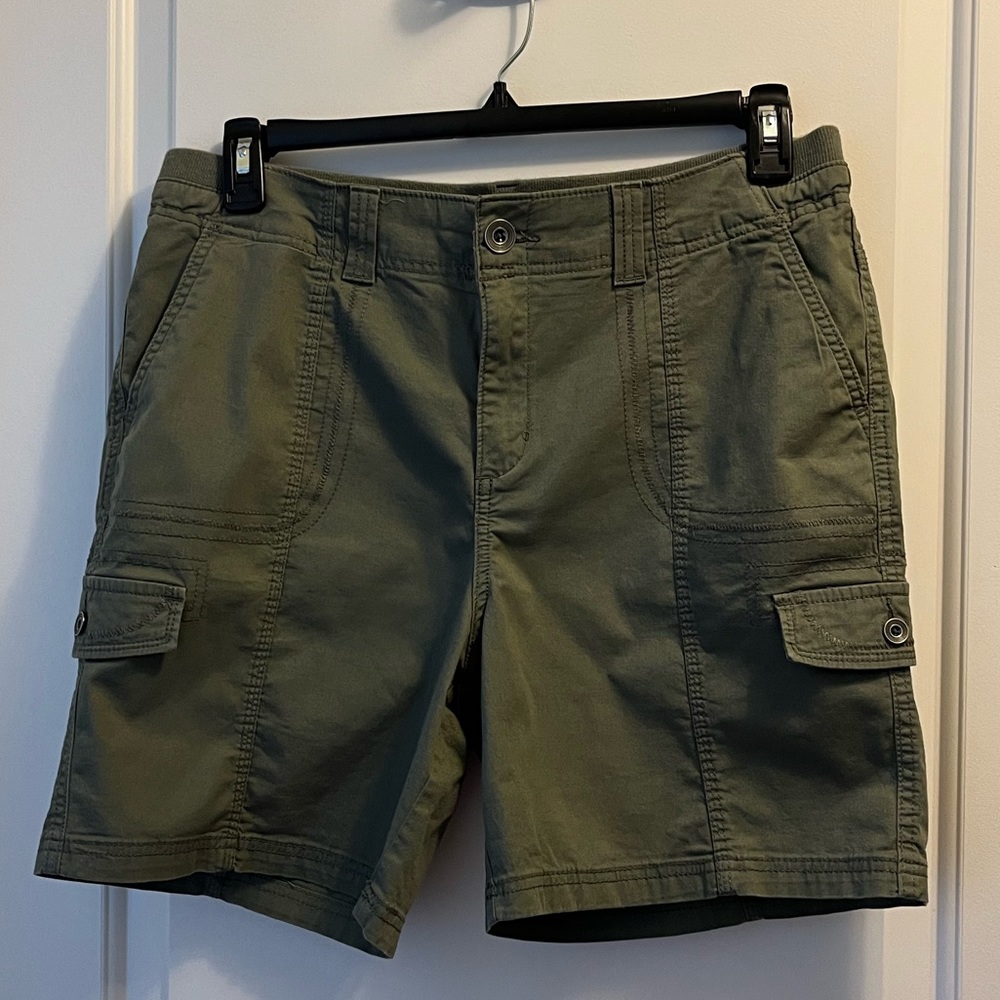 Women’s Style & Co Olive colored shorts Size 14 with pockets